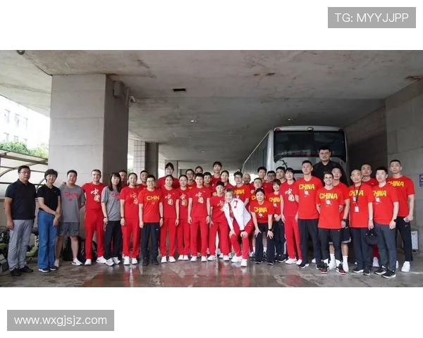 姚明传球合拍展现篮球智慧与团队默契的完美结合